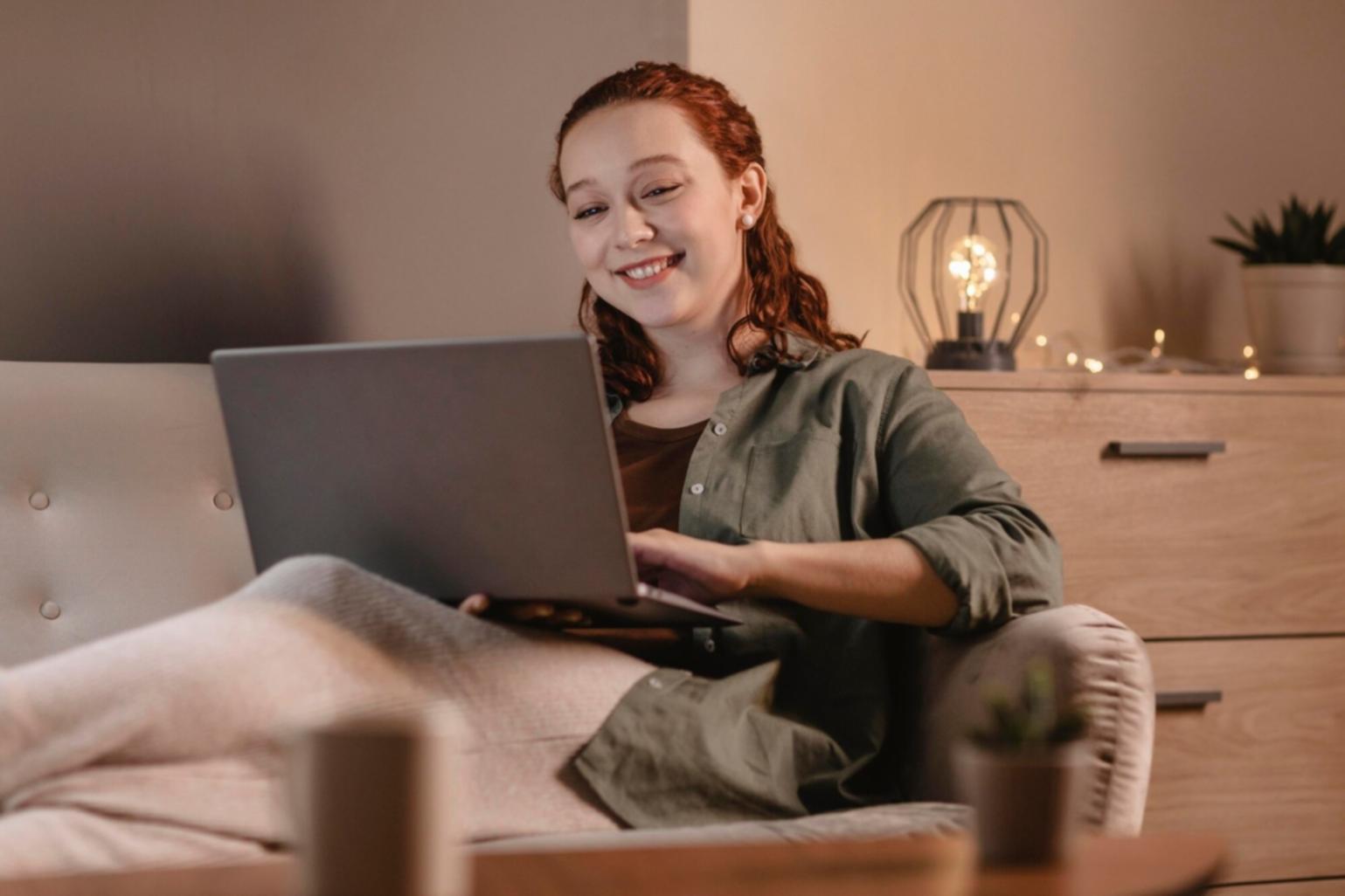 Студенты изучают финансовые материалы