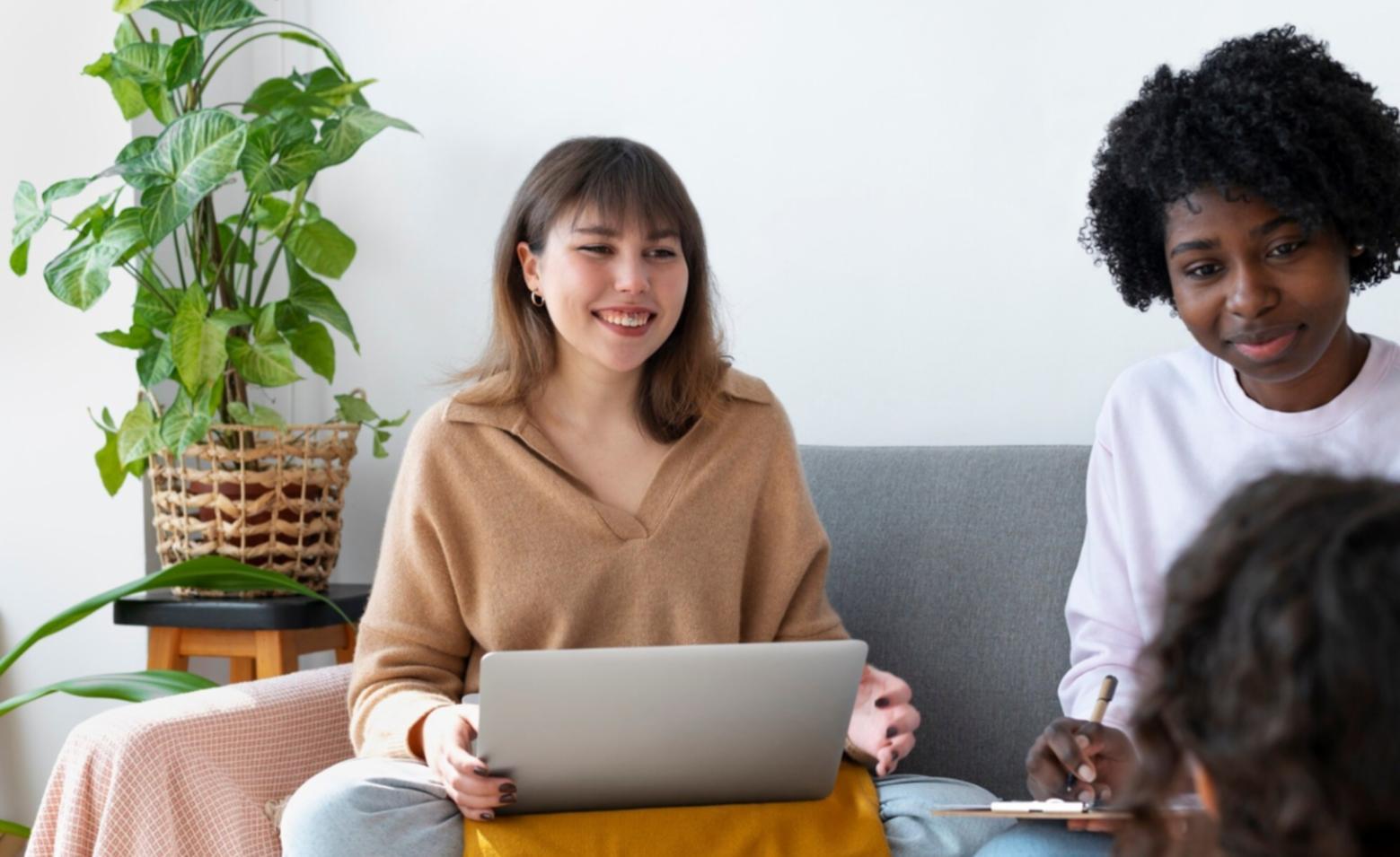 Группа слушателей активно обсуждает финансовые стратегии во время практического занятия